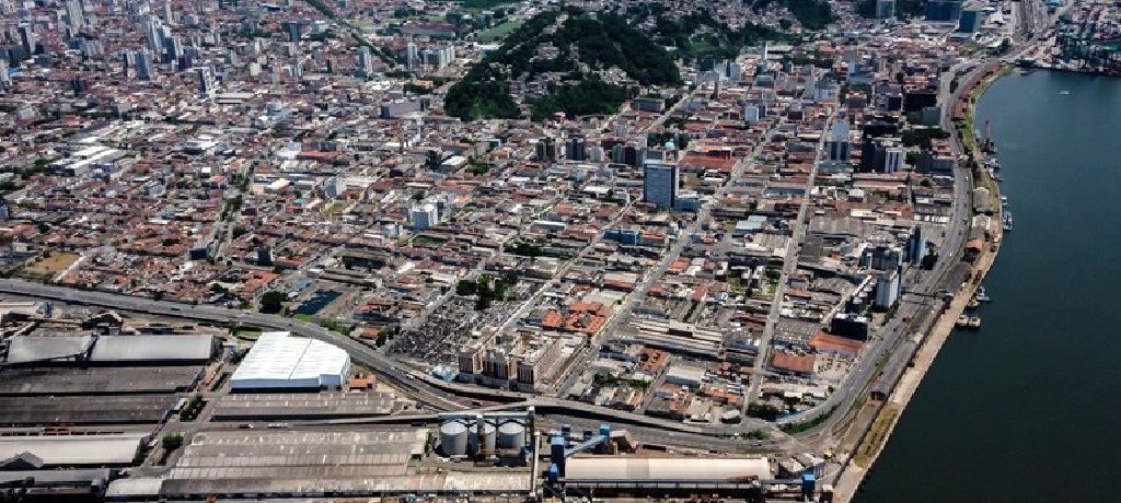 Movimentação de contêineres no Porto de Santos